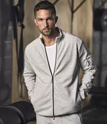 T5704%20HEA%20MODEL%201%20HERO.jpg?