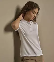 T7001%20WHI%20MODEL%201%20HERO.jpg?