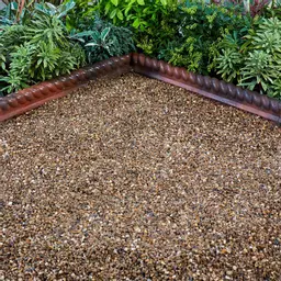 Pea_Gravel_2_6mm_garden.jpg