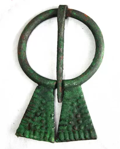 vk_107_brooch_650.jpg