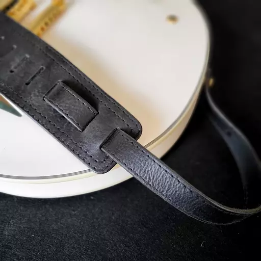 BS53 black leather guitar strap Pinegrove 140536.jpg