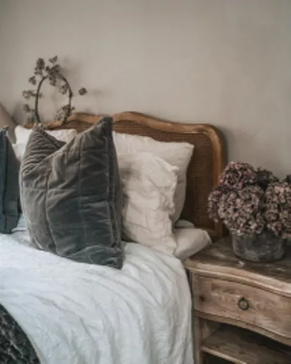 kissing gate bedroom.webp