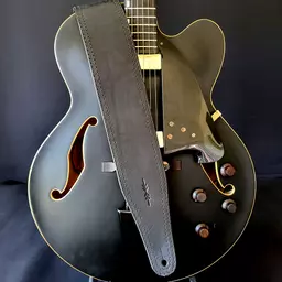 BS53 black leather guitar strap Pinegrove 135611.jpg