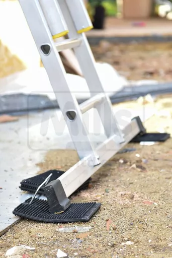 slip_resistance_on_grass_ladder_feet.jpg?