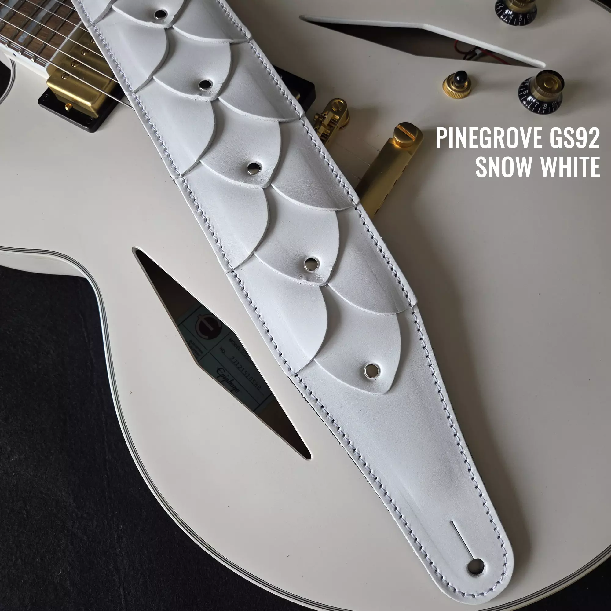GS92 smooth white Dragonskin guitar strap Pinegrove 101 anno.jpg
