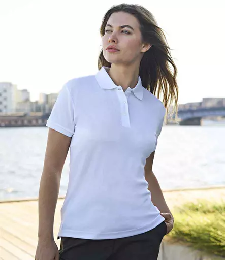 T7001%20WHI%20MODEL%202.jpg?