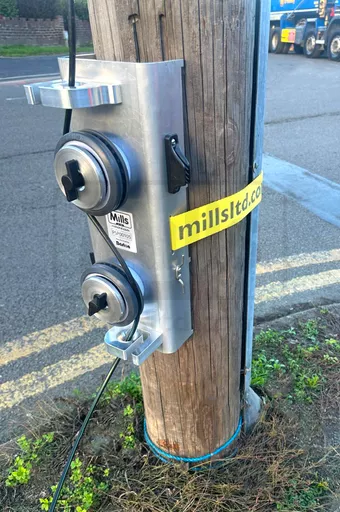 pole_tensioner_on_pole.png?
