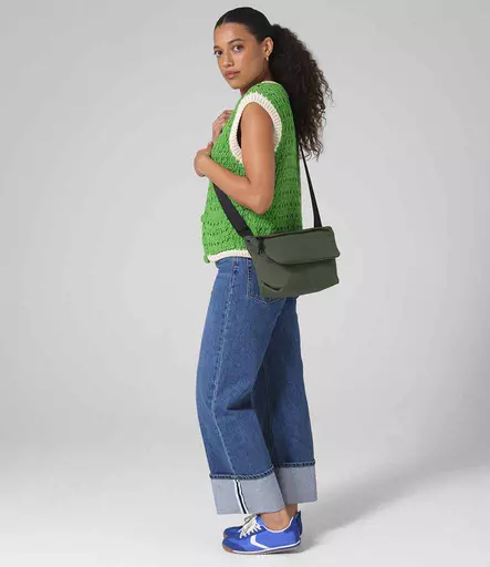 BG823%20PNG%20MODEL%202.jpg?