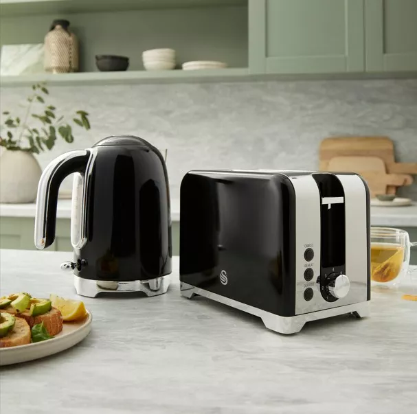 Swan Solace kettle toaster black.jpg