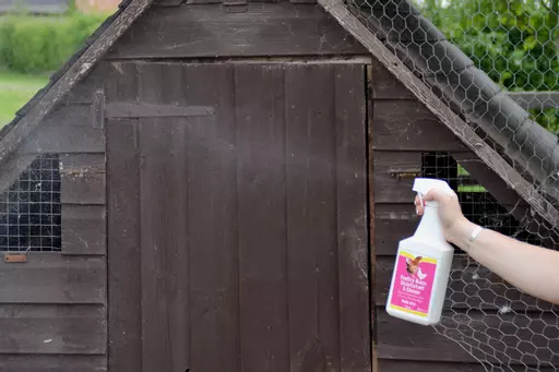 3490 - Battles Poultry - House Disinfectant & Cleaner - Lifestyle 02.jpg