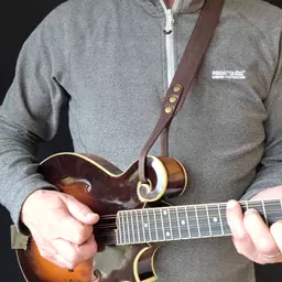 MS72 brown mandolin strap Pinegrove Leather_094529.jpg