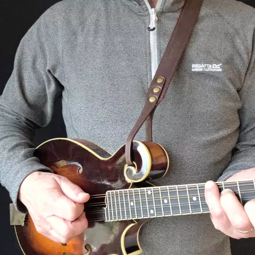 MS72 brown mandolin strap Pinegrove Leather_094529.jpg