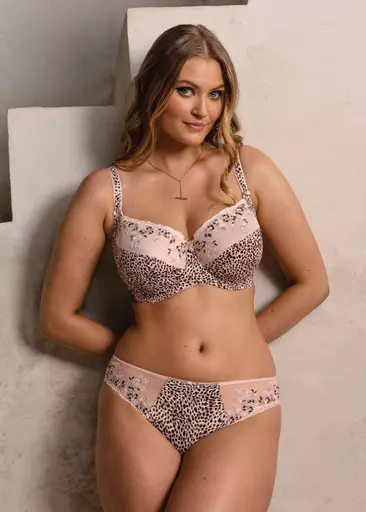 Fantasie Lindsey side support bra with briefs on model.jpg
