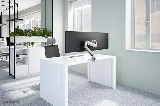 Neomounts-NM-D775SILVERPLUS_lifestyle02.jpg?