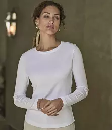 T590%20WHI%20MODEL%201%20HERO.jpg?