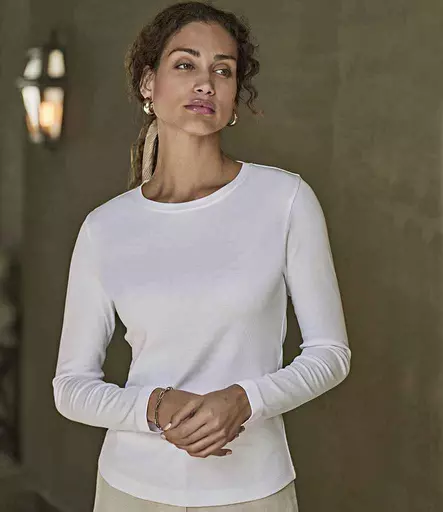 T590%20WHI%20MODEL%201%20HERO.jpg?