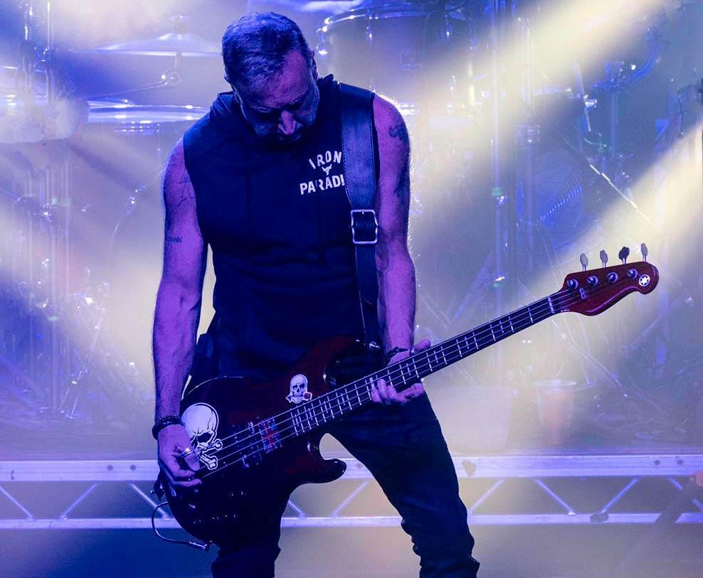 Peter Hook with black GS78 guitar strap 25-4-23 Edinburgh 3 sml.jpg