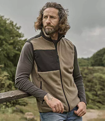 T9122%20CLY_B%20MODEL%201%20HERO.jpg?