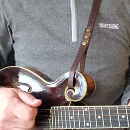 MS71 brown mandolin strap Pinegrove Leather 093938.jpg