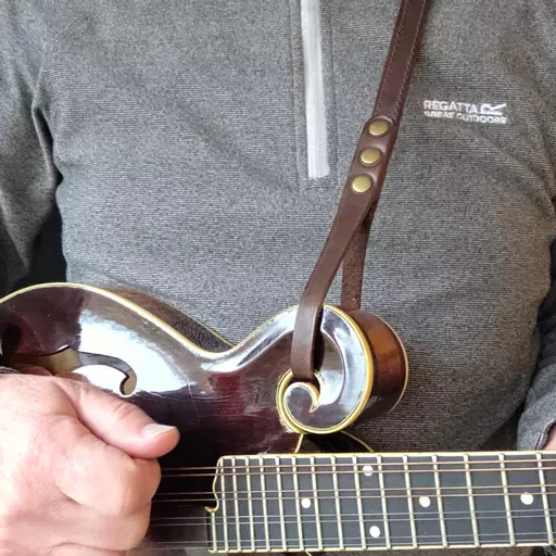 MS71 brown mandolin strap Pinegrove Leather 093938.jpg