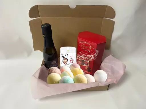 Valentine Chocolate, Bath Bombs & Prosecco Pamper Hamper with a Personalised Heart Candle