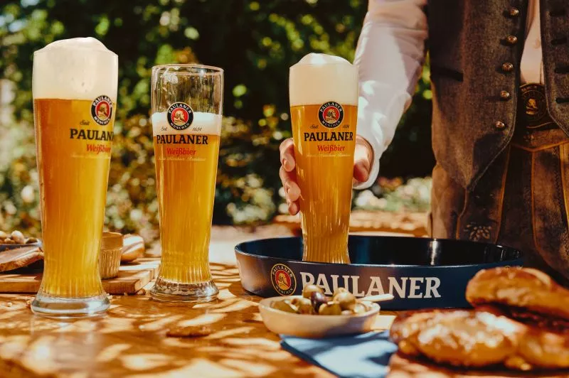 paulaner_englisch_international_key_visual_biergarten_landscape_weissbier_glass_Glas_voll_800x532.jpg