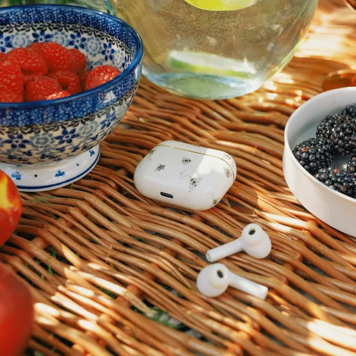 VQSKYLARKCKBEES_02.jpg?