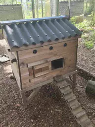Chalet with base frame and ramp