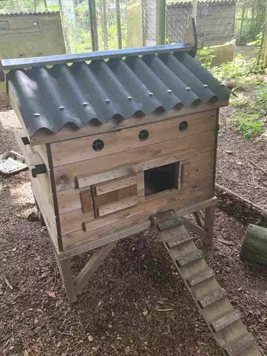 Chalet with base frame and ramp