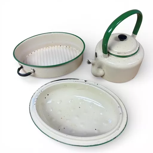 Vintage Enamel Kettle and Pie Dish