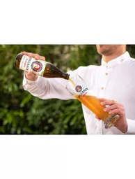 weisse_bottle_pour.jpg?