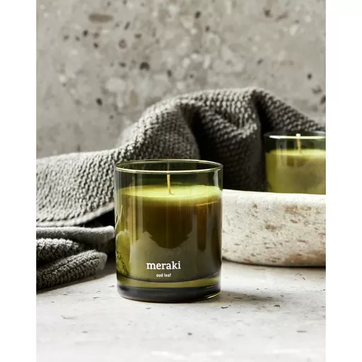 *Scented candle, Oud Leaf