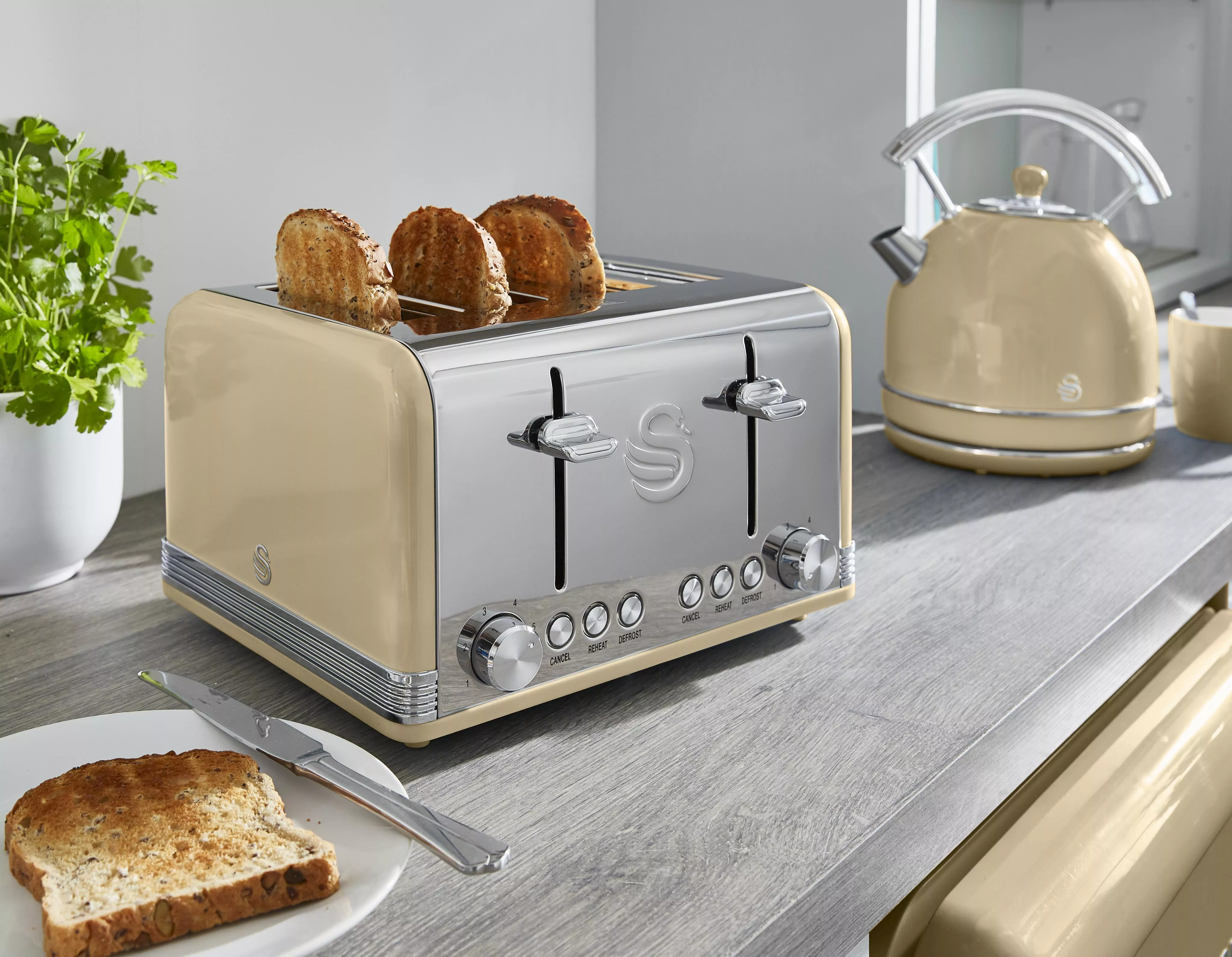 Swan Retro Kettle and Slice Toaster Bundle in Cream Swan