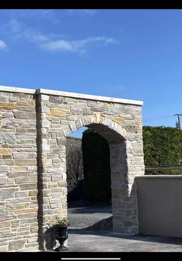 Bretagne Grey Arch with Earth Pointing