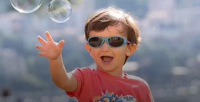 SUN AND CHILDREN, CHOOSE THE RIGHT PROTECTION